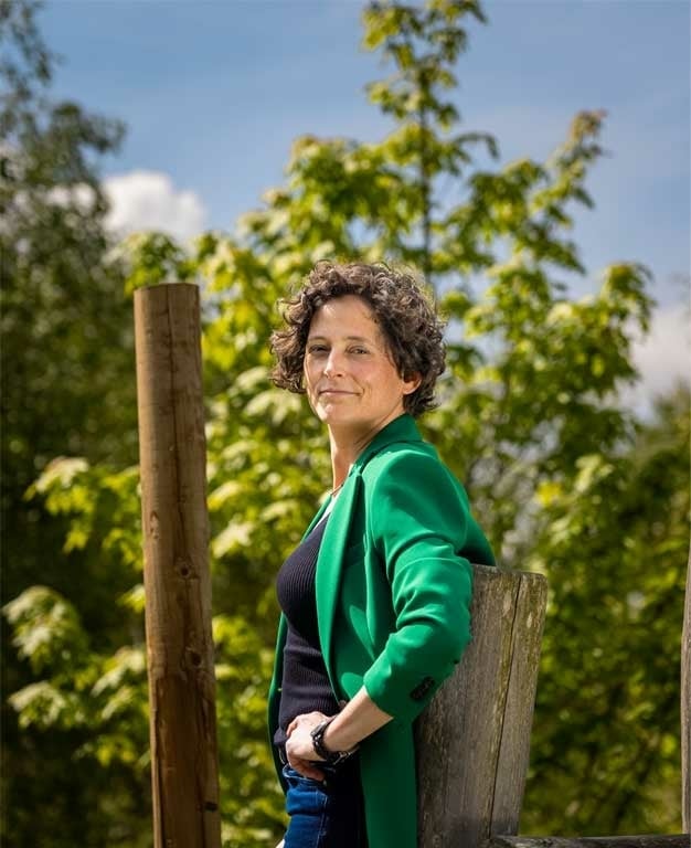 suzanne van ginneken speelt in speeltuin