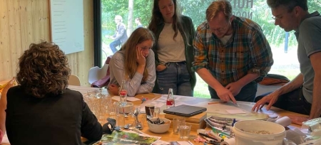 groep mensen werkt in training aan maquette