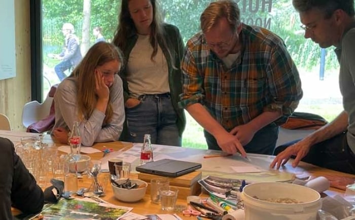 groep mensen werkt in training aan maquette