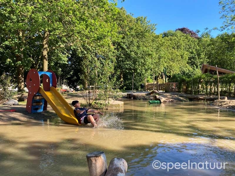 oude glijbaan wordt waterglijbaan