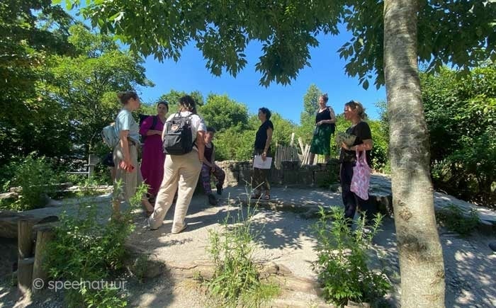 groep mensen krijgt training buiten op een groen schoolplein