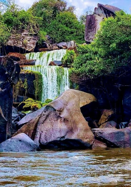 Surinaamse waterval als bron voor wasi kruidenbad en spirituele zuivering