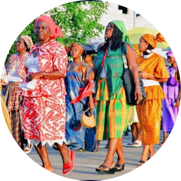 Traditionele Surinaamse pangi-klederdracht gedragen bij culturele evenementen | NL & BE Klederdracht van Surinaamse pangi in verschillende kleuren en patronen | NL & BE