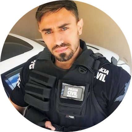 Uniform van een Winti Officier als kabra binnen Surinaamse context, beschreven zonder rituelen of autoriteit Voorstelling van een Winti Officier als verschijning uit koloniale geschiedenis, zonder spirituele hiërarchie