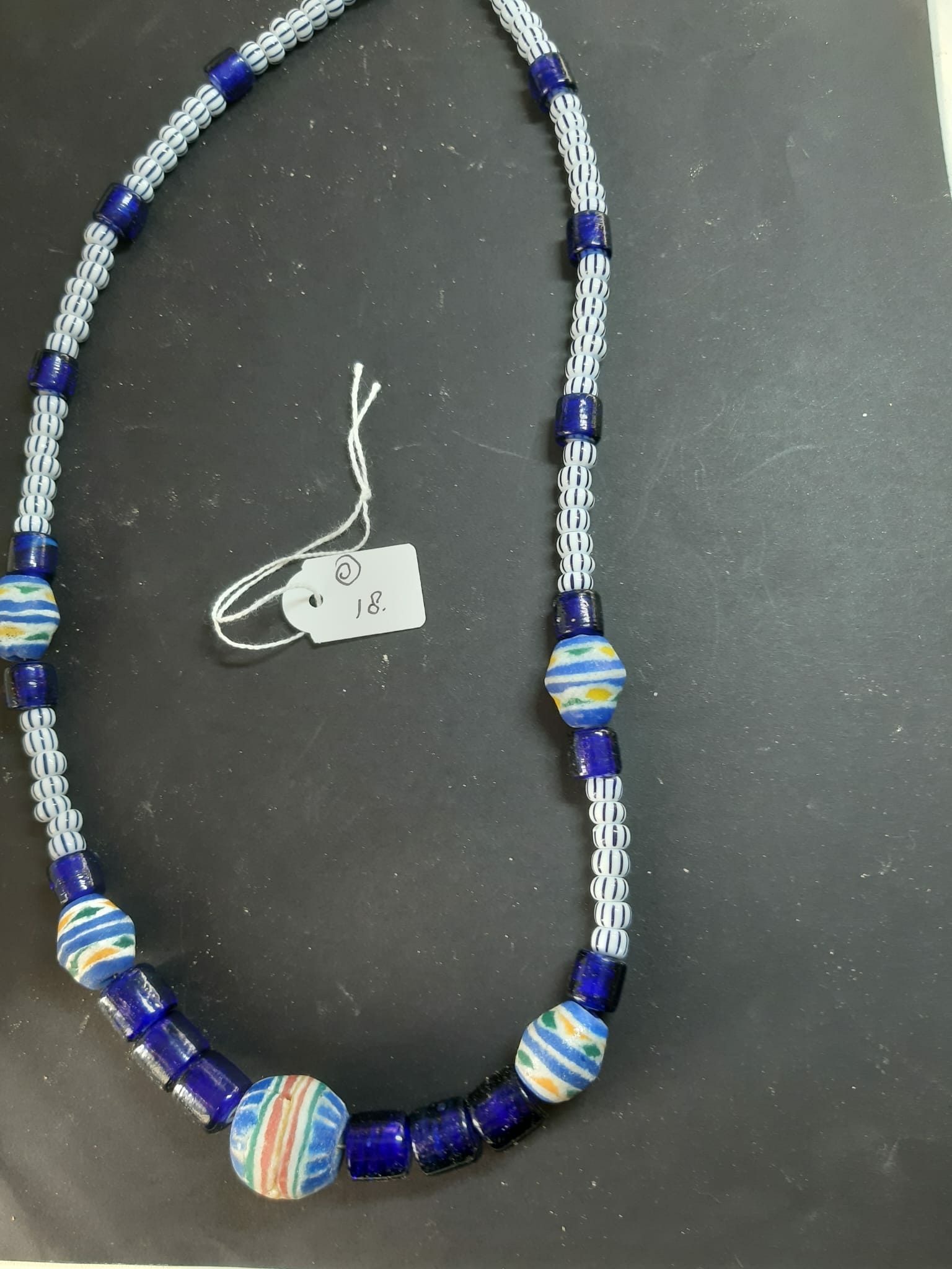 Watra Ingi ketting met blauwe en witte kralen