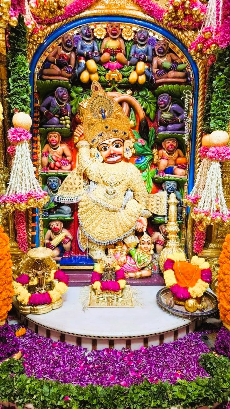 Hanuman-afbeelding bij de voordeur in een Surinaams-Hindostaanse woning als beschermer