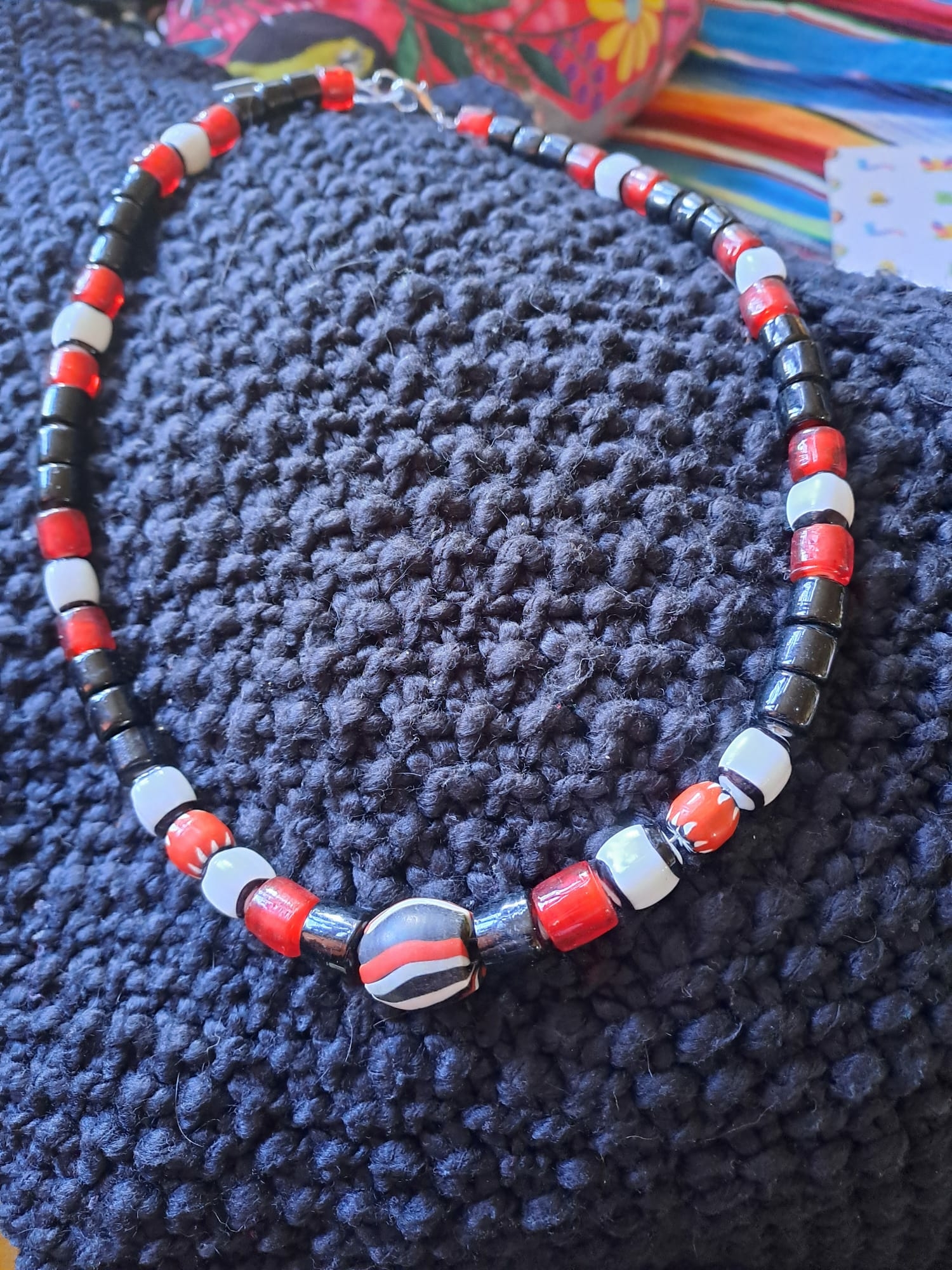 Pa Winti ketting met koraalrode en zwarte kralen slangen-symboliek