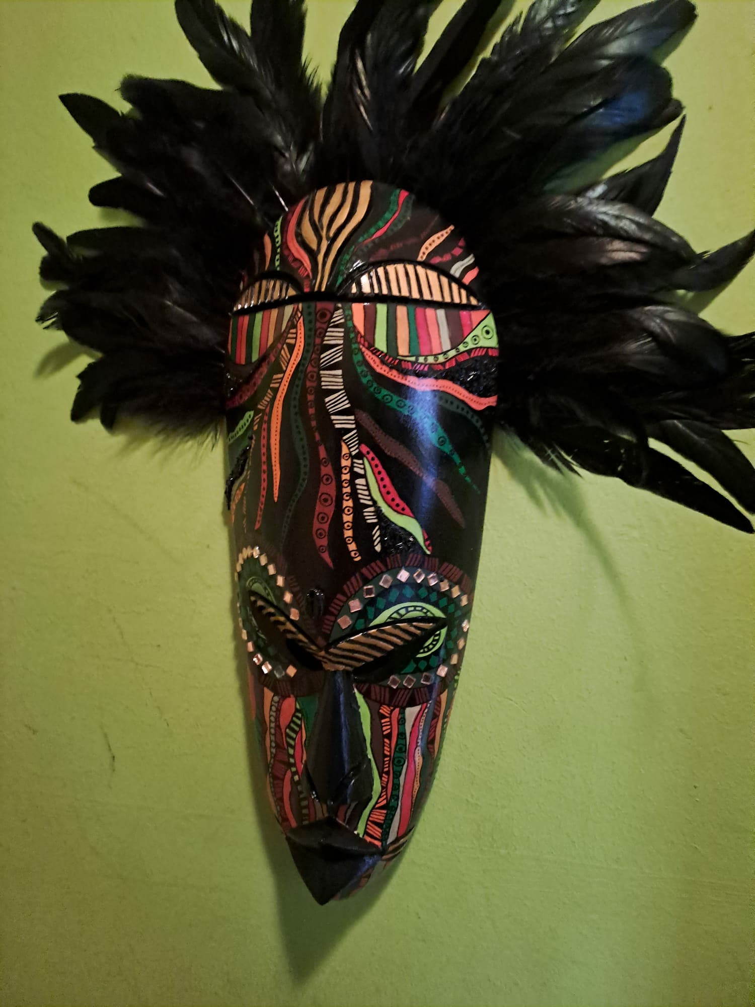 Apuku masker met zwarte veren als kroon