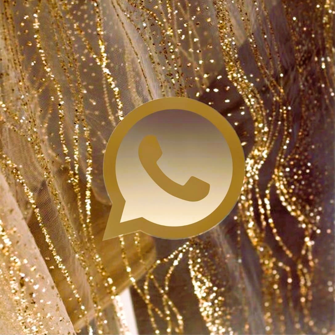 Kaarslicht bij smartphone met WhatsApp - een moderne kot luku via WhatsApp voor clienten in Nederland