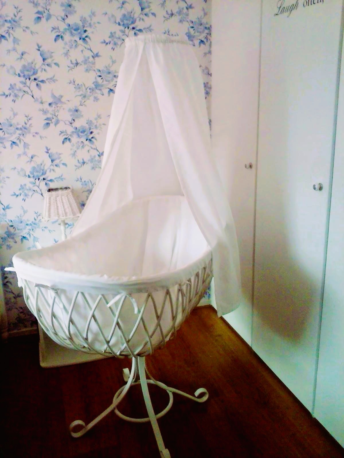 Wieg met witte doek voor krin-wasi en spirituele bescherming van baby