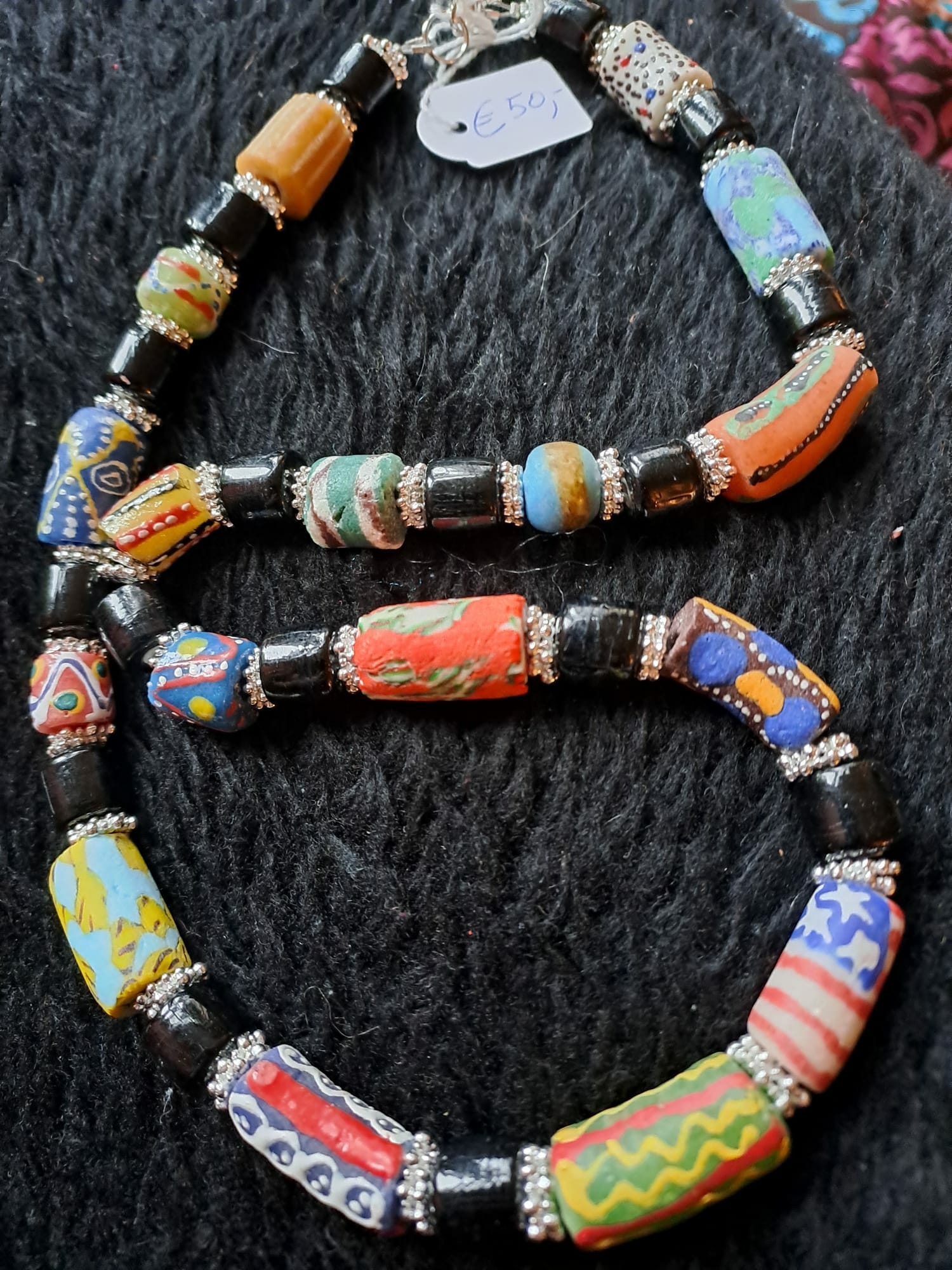 Collectie handgemaakte Winti-sieraden en Afrikaanse kralen