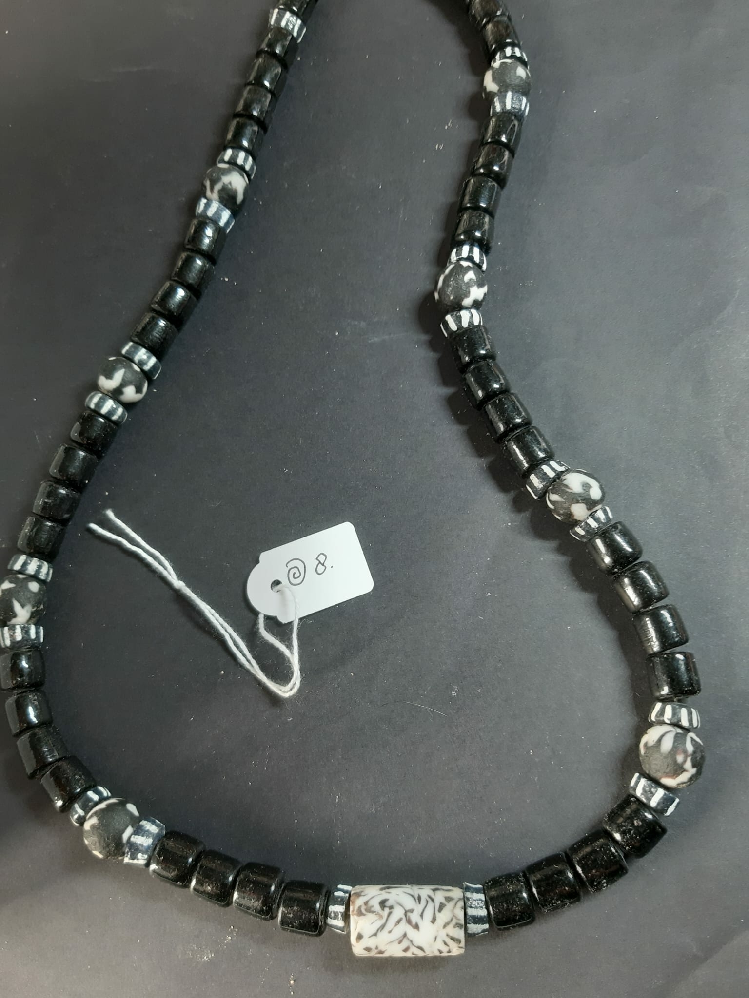 Kromanti ketting zwart wit met Afrikaanse handelskralen
