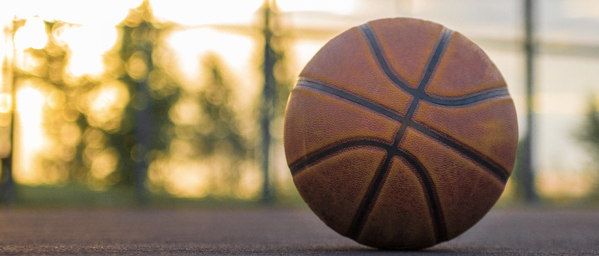 Hoe lang duurt een basketbalwedstrijd? Hoeveel helften spelen ze? Hoe lang duurt een basketbalwedstrijd? Hoeveel helften spelen ze?