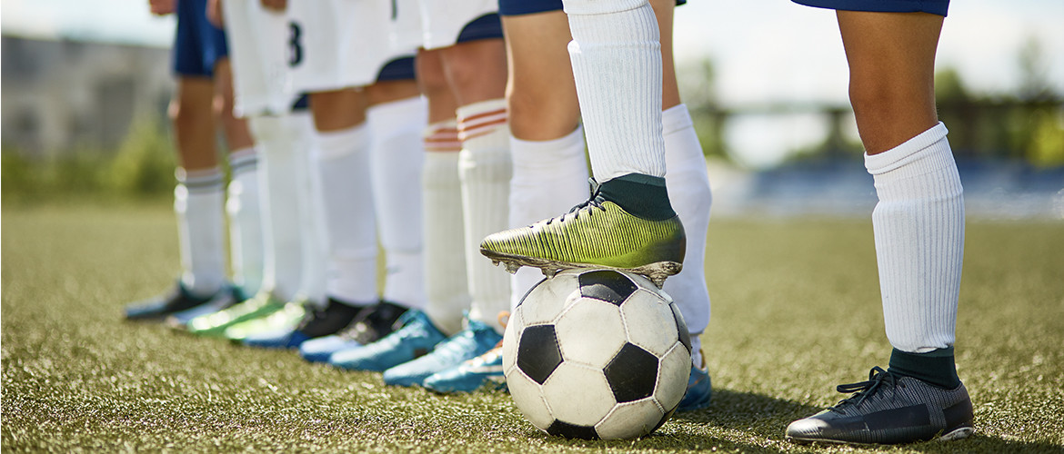 Een peuter, kleuter of kabouter leren voetballen, hoe doe je dat?