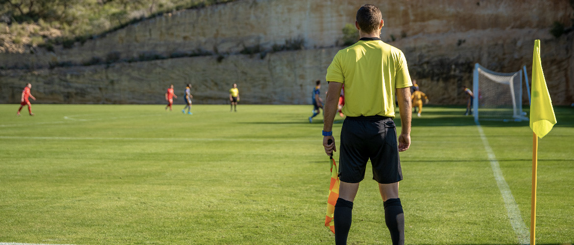 Wat is buitenspel? Hoe werkt buitenspel? En waarom is deze ingevoerd?