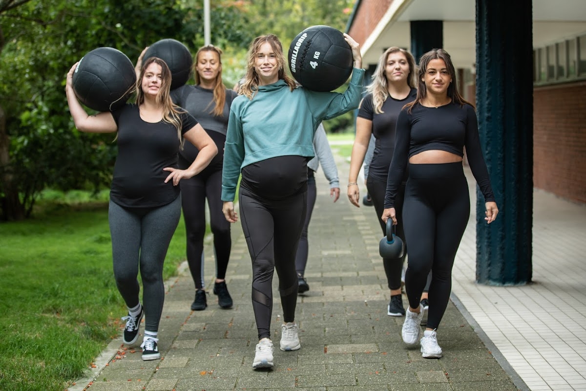 Gezellige groepslessen of vrouwen die tijdens de zwangerschap fit blijven