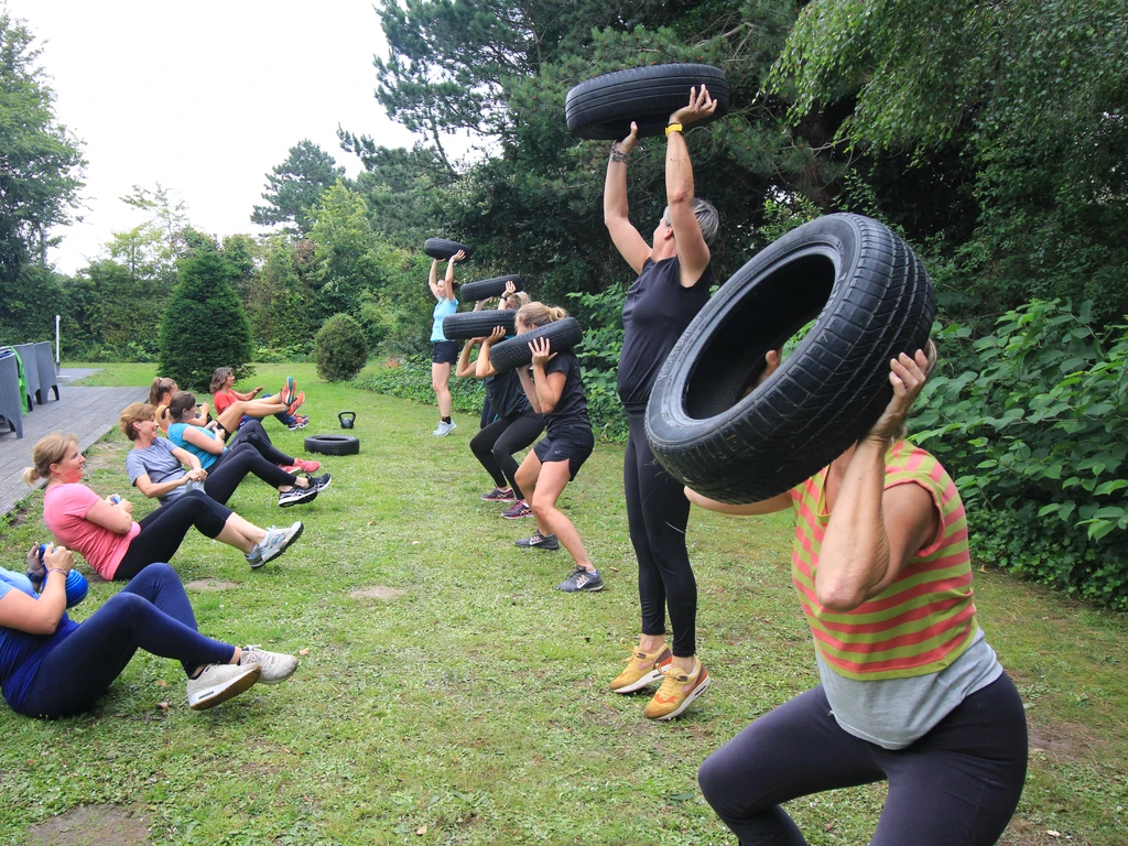 Vrouwen die samen aan het bootcampen zijn