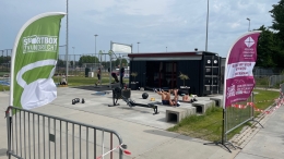 Dames die gezellig aan het sporten zijn