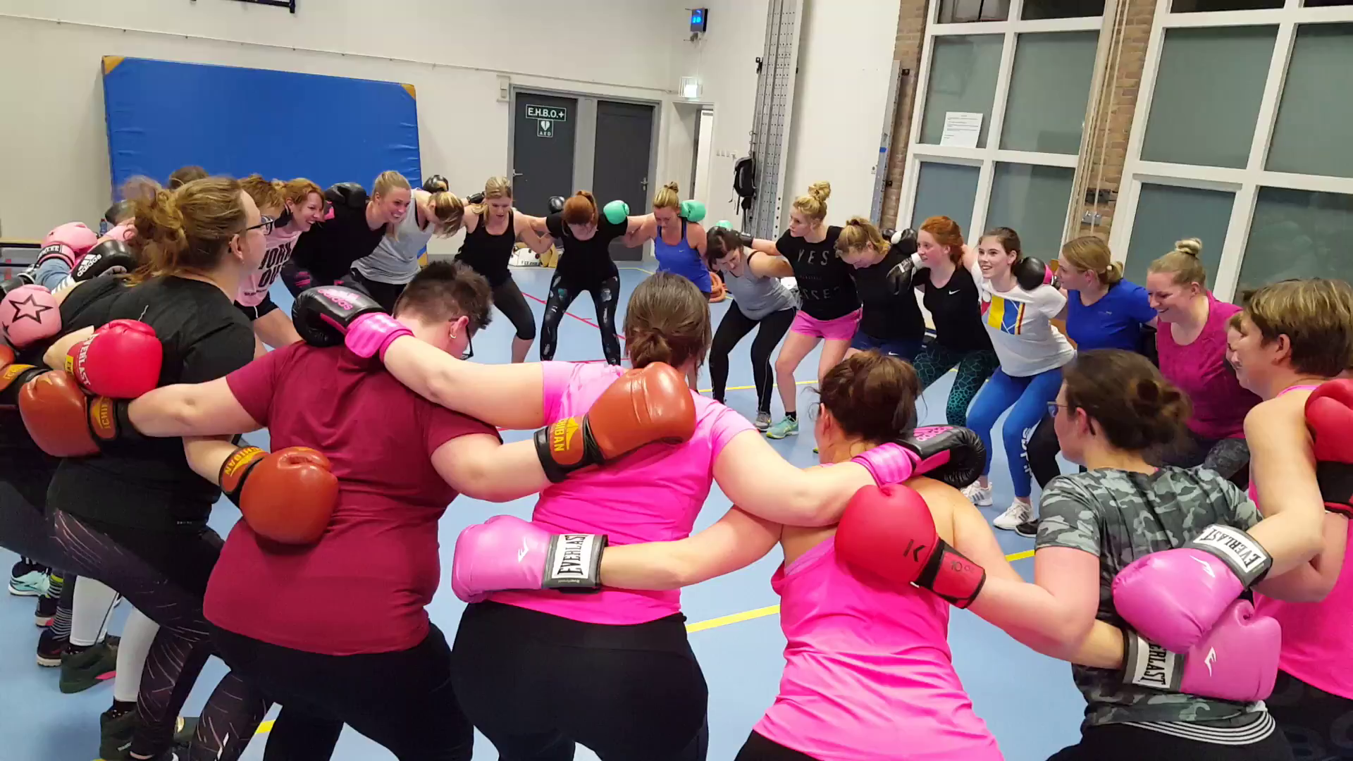 Samen met andere vrouwen boksen motiveert elkaar en helpt je sneller fit en sterker te maken