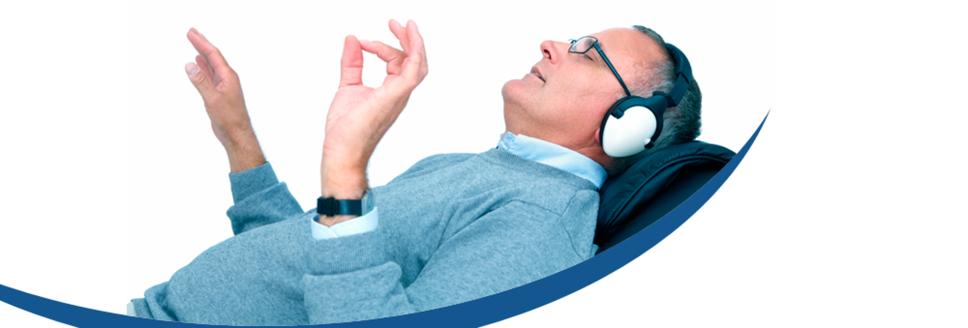 Een man liggend die naar muziek luistert met een koptelefoon