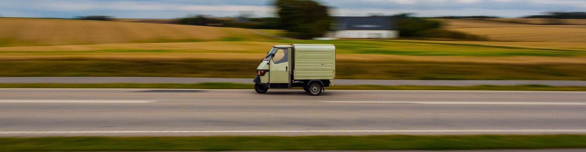 Een bestelbusje op de snelweg