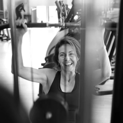 Vrouw geniet van krachttraining bij gym voor Nederhorst den Berg