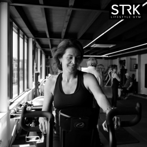 Vrouw aan het trainen bij gym on Weesp