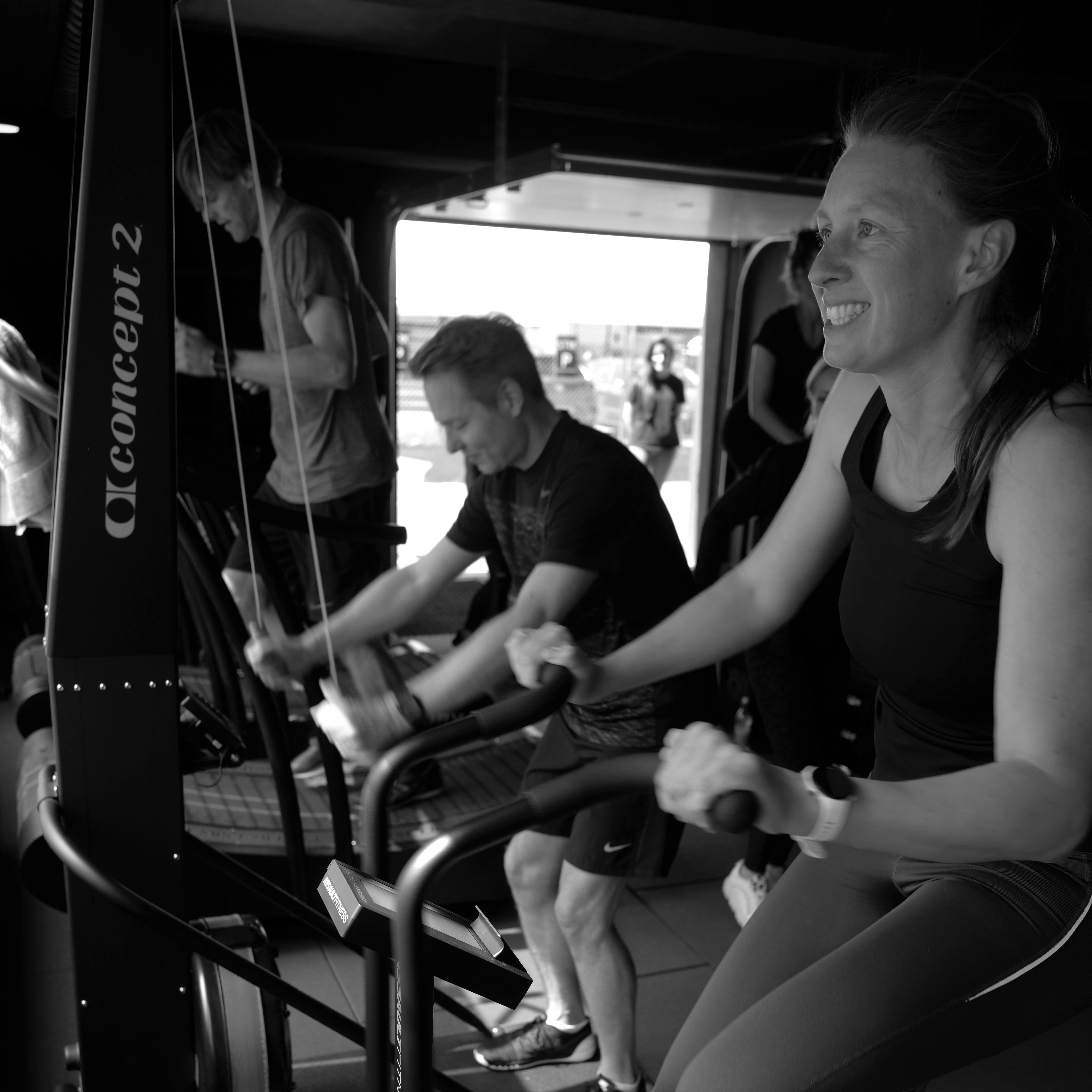 mensen in de gym aan het sporten