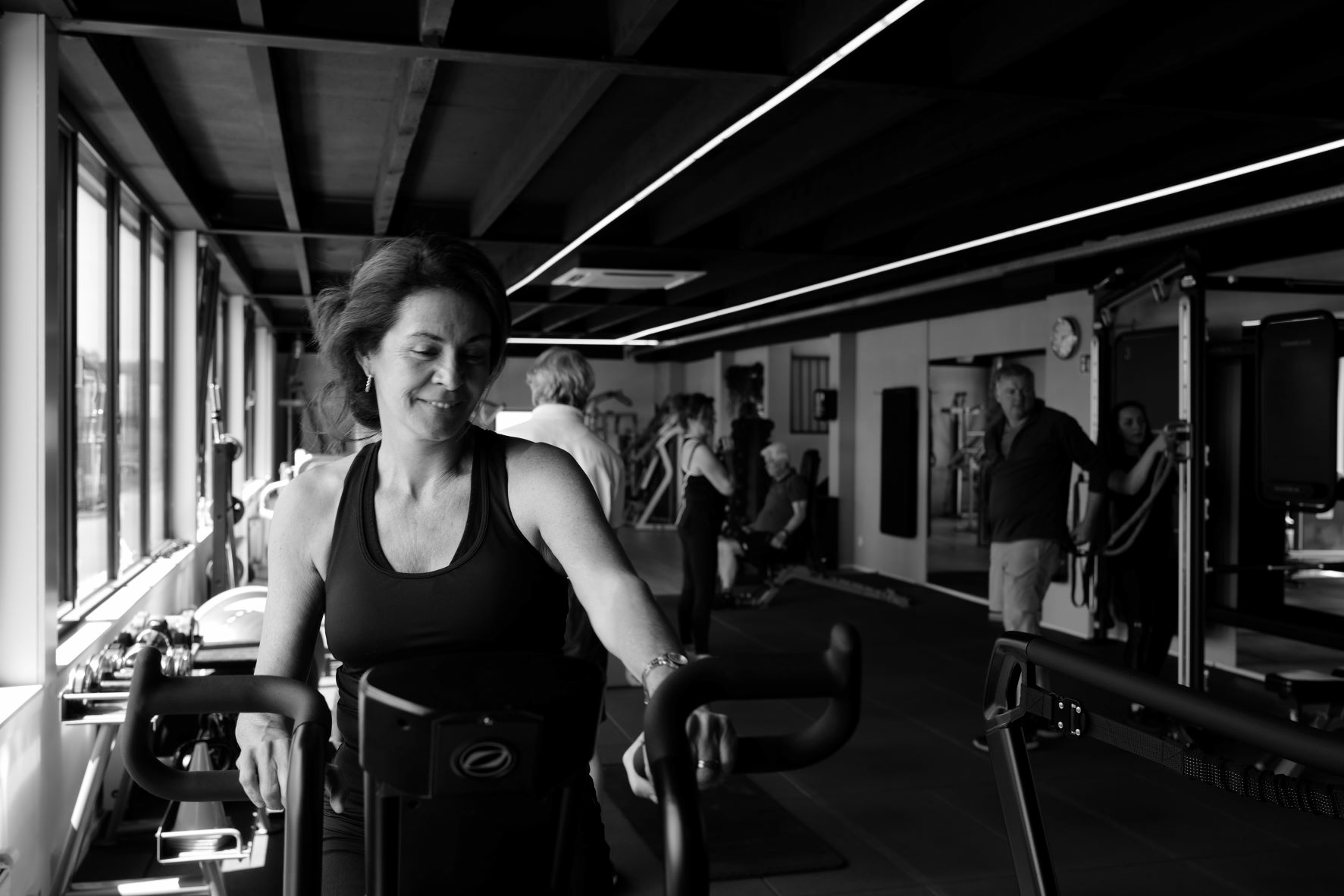 Vrouw doet met veel plezier een small group training. Wat kost dat eigenlijk?