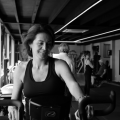vrouw met glimlach in de sportschool