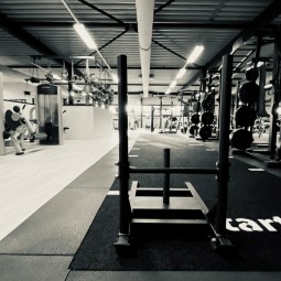 HYROX sled push in de open gym van STERK Naarden
