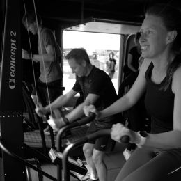 mensen in de gym aan het sporten