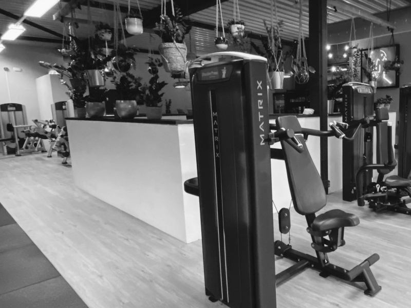 Fitnessruimte bij STERK Naarden met moderne apparatuur