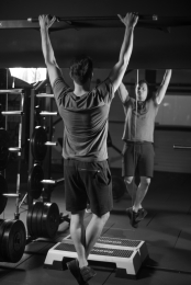 Personal trainer begeleidt klant bij STERK Naarden