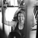 Vrouw geniet van trainen bij sportschool Muiderberg Vrouw geniet van trainen bij sportschool Muiderberg