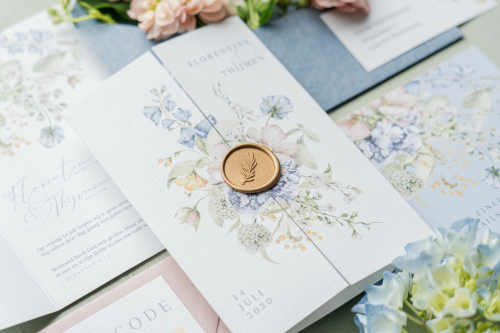 Klassieke drieluik trouwkaart met bloemen