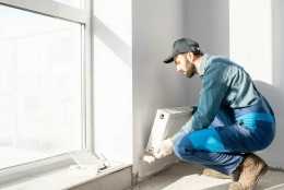 Service monteur aan het werk