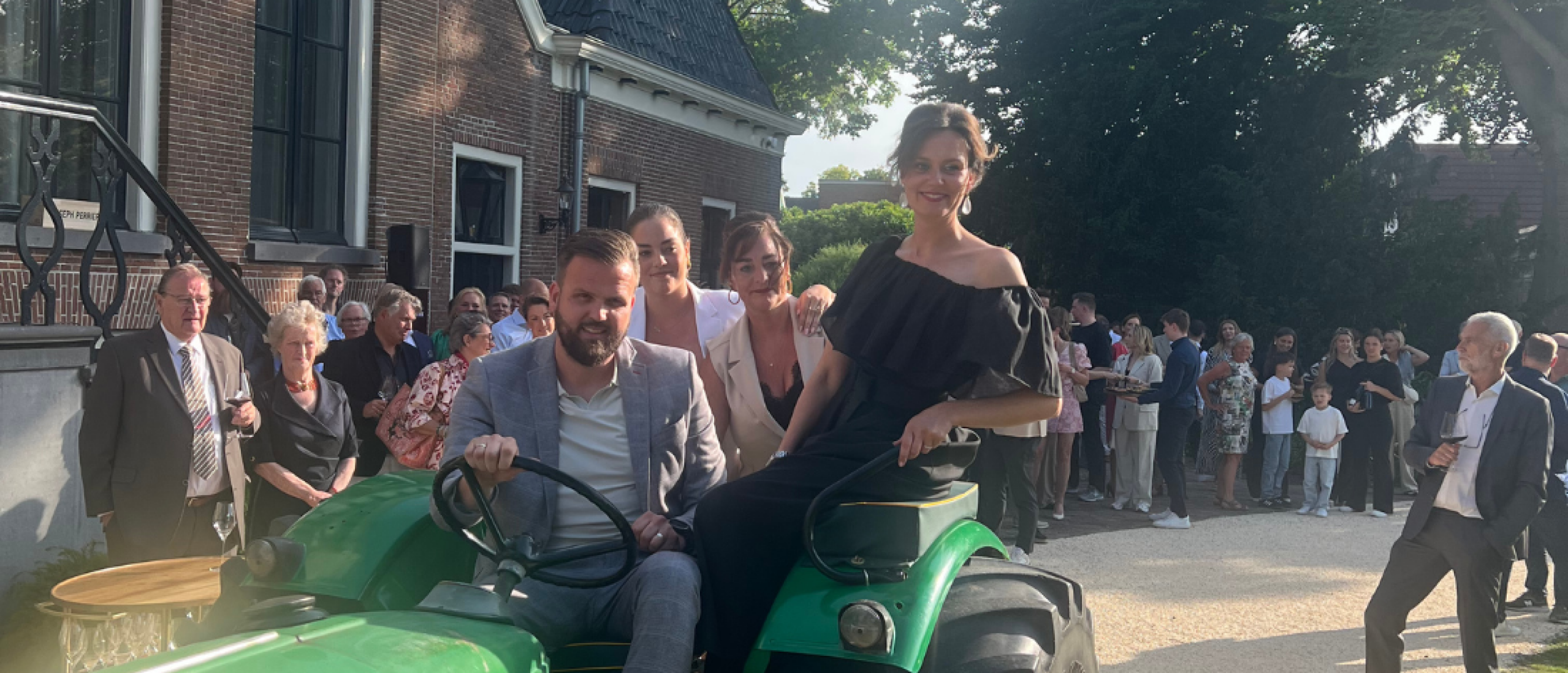 Emotioneel eerbetoon op de trekker bij opening Restaurant Smink* in Wolvega