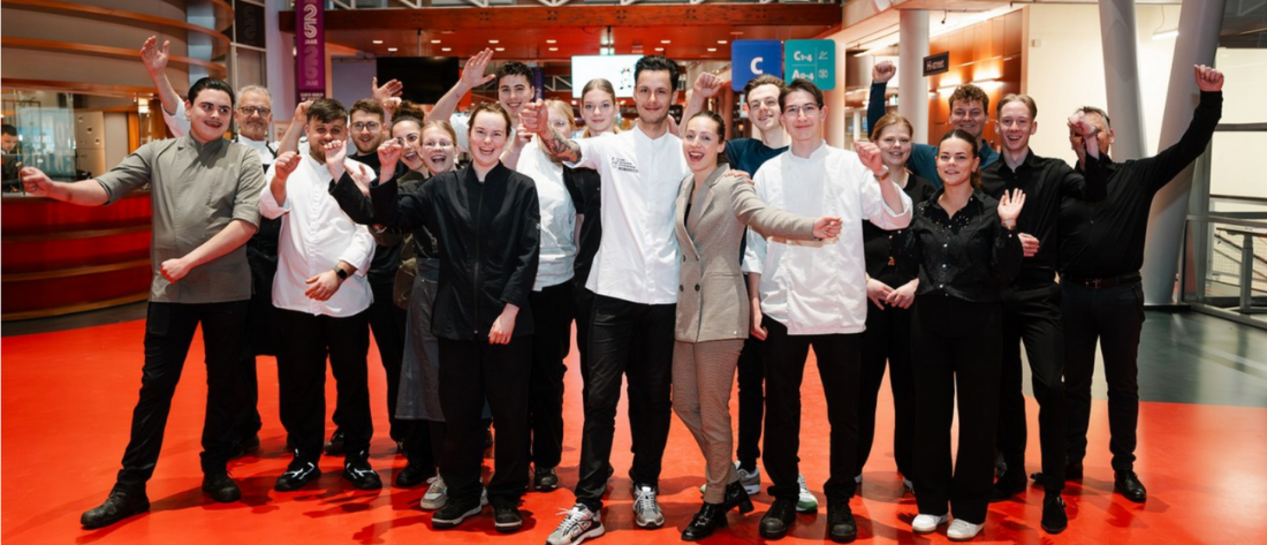 Studenten van Aventus koken samen met chef-kok van restaurant Zenith* ter ere van het 25-jarig bestaan.