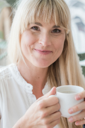 Studio_jij_debby_minnart “Defje (Debby Minnart van Studio Jij) lacht met een cappuccino in haar hand – koffie als ritueel en cultuur.