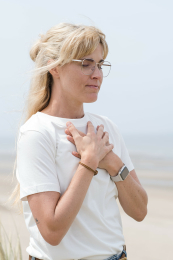 Alles begint bij loslaten. Defje I Studio Jij op het strand I Debby Minnart op het strand over De wet van loslaten