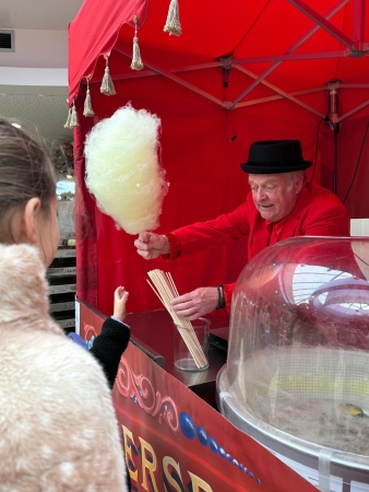 Suikerspinmachine huren met personeel voor jouw evenement