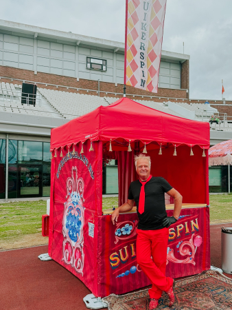 suikerspinnen uitdelen in het Olympisch Stadion Amsterdam rode suikerspin tent Olympische Zuid Spelen in het Olympisch Stadion Amsterdam