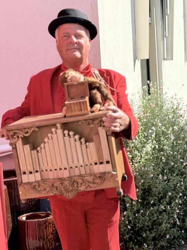 Herman met zijn buikorgel draaiorgel buikorgel huren