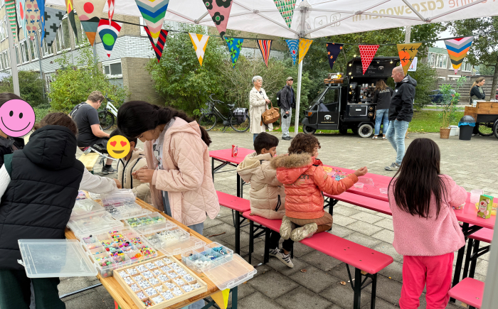 vriendschap armbandjes maken tijdens burendag Utrecht