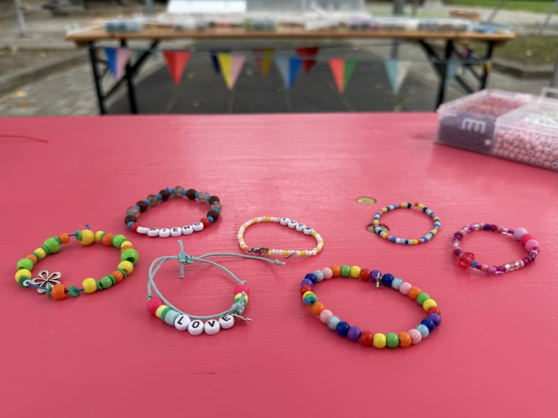 Creatieve Kinderhoek – Rust & creativiteit midden in de drukte Kinderen knutselen, vriendschapsarmbandjes