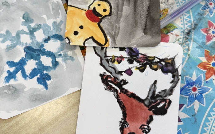 Creatieve kinderhoek in kerstthema Kerstkaarten maken, kerstkaarten in aquarelverf door kinderen