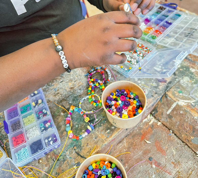 Creatieve workshops op evenement vriendschapsarmbandjes maken 5 leuke knutselideeën voor een geslaagd feestje 🧵 1. Vriendschapsarmbandjes maken