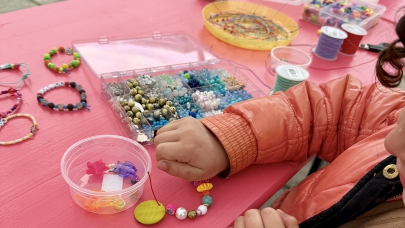 Hoe je kinderen op je bruiloft blij, betrokken en ontspannen houdt Een feestelijke publiekstrekker creatieve kinderhoek