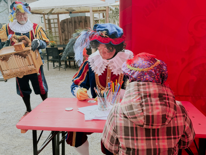 Creatieve Sint activiteiten Tekeningen fabriek en button maken